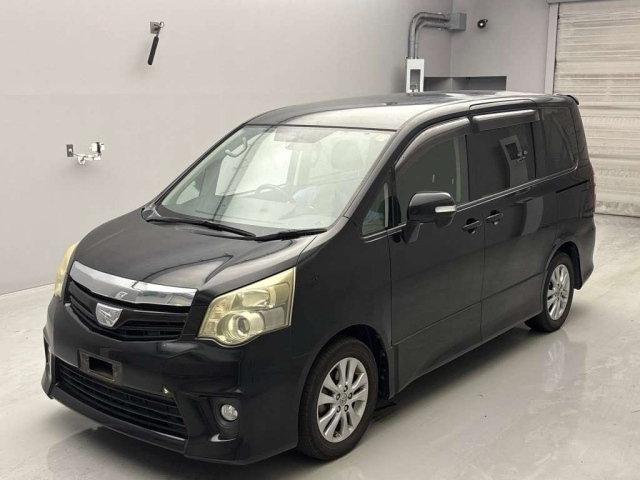 TOYOTA NOAH 2010
