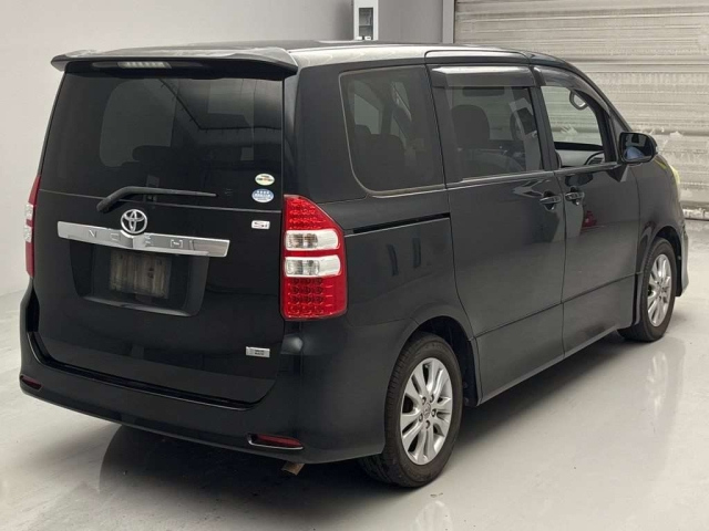 TOYOTA NOAH 2010