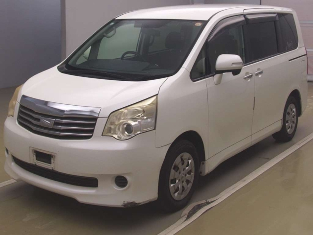 TOYOTA NOAH 2011