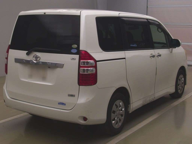 TOYOTA NOAH 2011