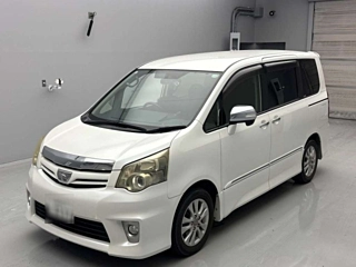 TOYOTA NOAH 2011