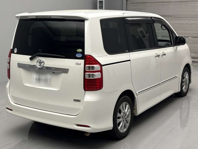 TOYOTA NOAH 2011