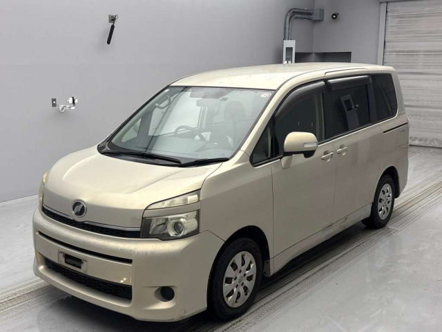 TOYOTA VOXY 2010