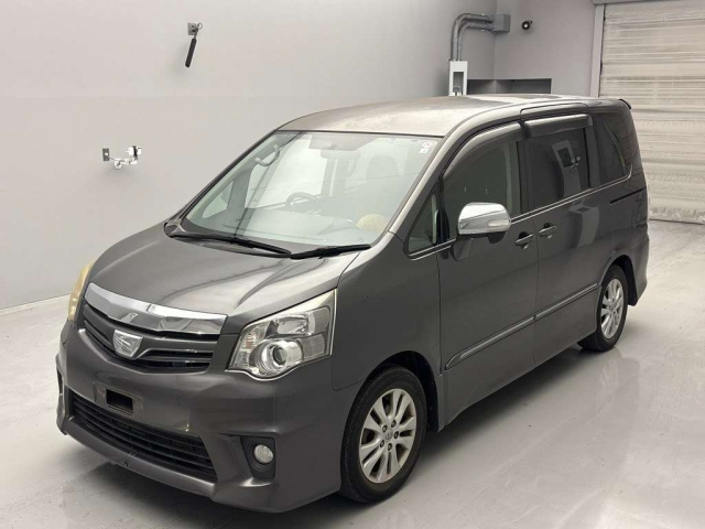 TOYOTA NOAH 2010