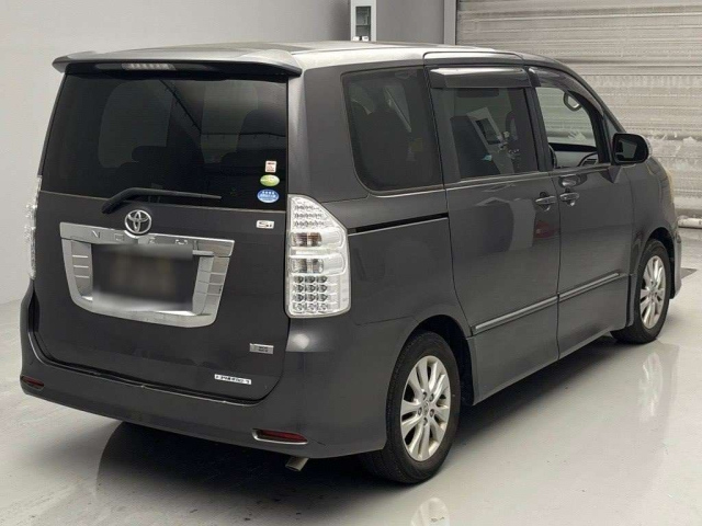 TOYOTA NOAH 2010