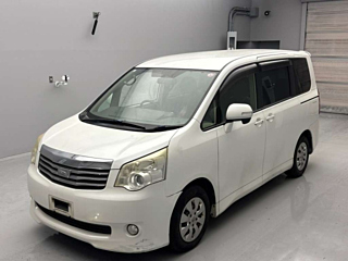 TOYOTA NOAH 2010