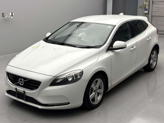 VOLVO V40 2016