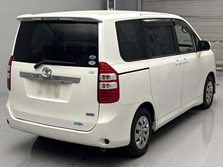 TOYOTA NOAH 2010