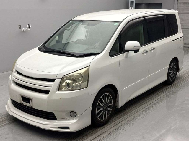 TOYOTA NOAH 2009