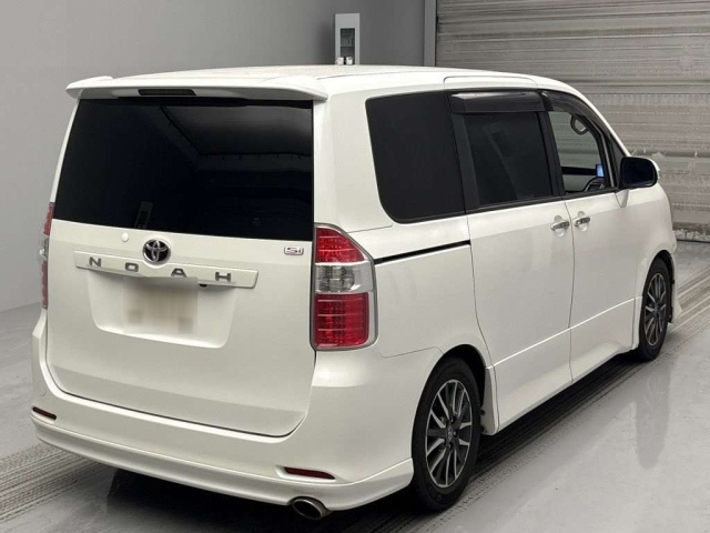 TOYOTA NOAH 2009