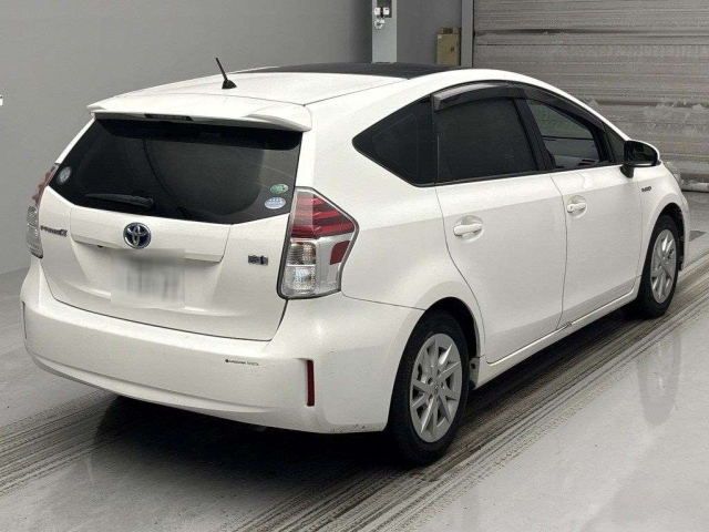 TOYOTA PRIUS ALPHA 2015
