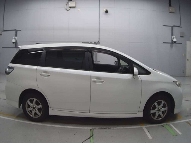 TOYOTA WISH 2012