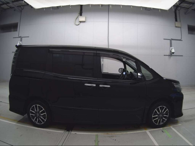TOYOTA VOXY 2017