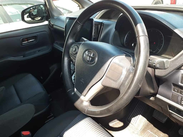 TOYOTA VOXY 2017