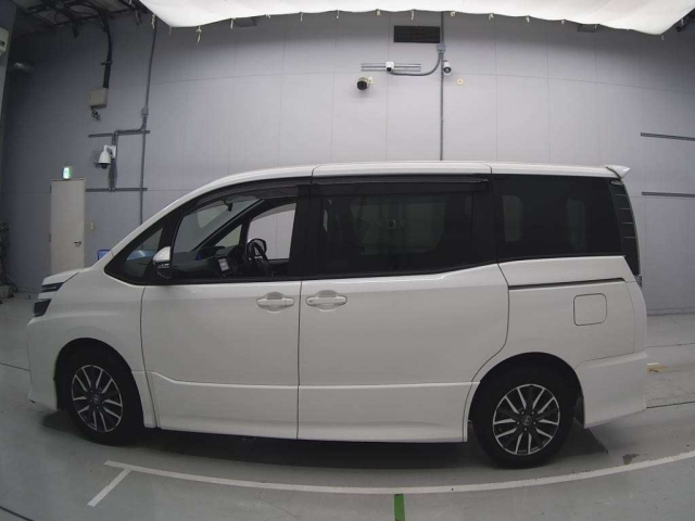 TOYOTA VOXY 2014