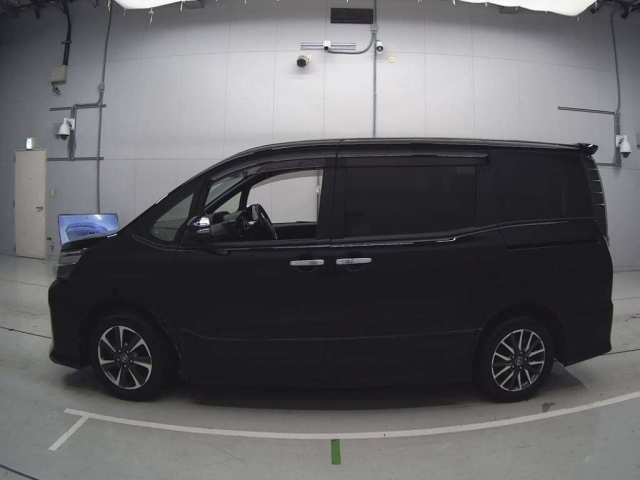 TOYOTA VOXY 2017
