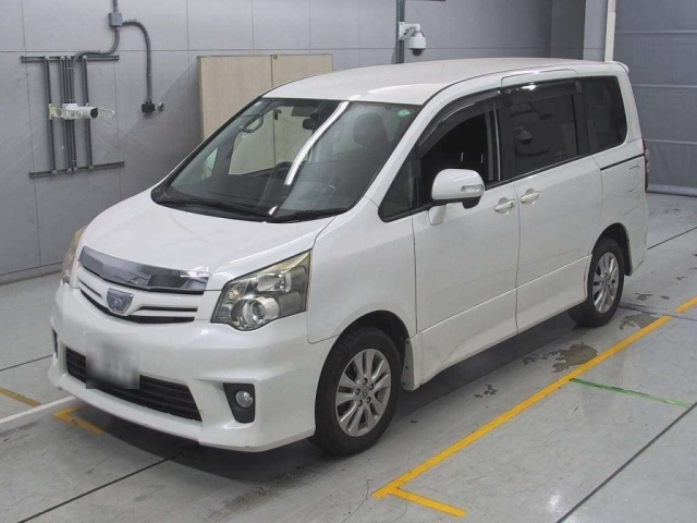 TOYOTA NOAH 2013