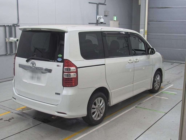 TOYOTA NOAH 2013