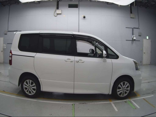 TOYOTA NOAH 2013