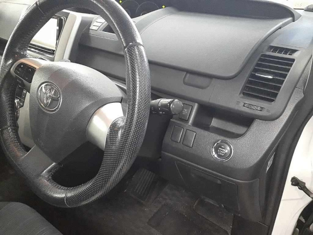 TOYOTA NOAH 2013