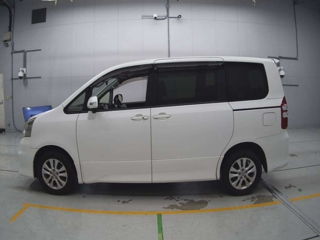 TOYOTA NOAH 2013