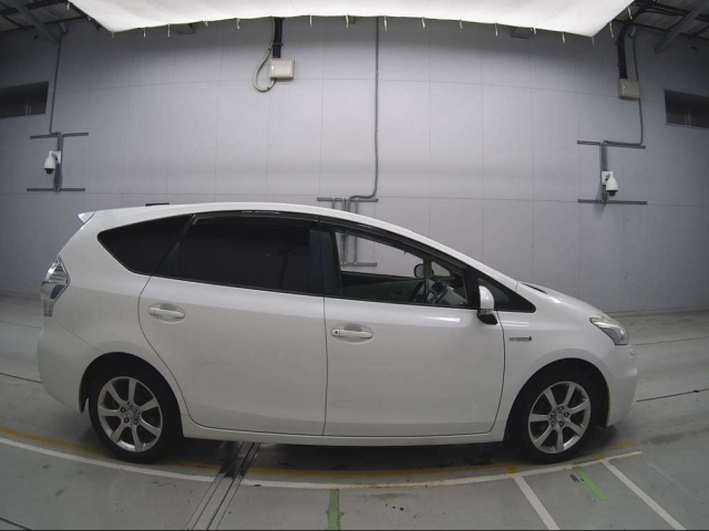 TOYOTA PRIUS ALPHA 2012