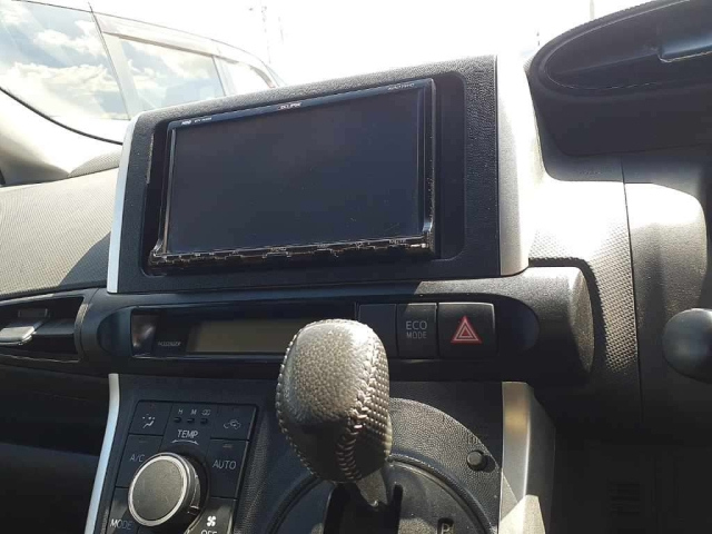 TOYOTA WISH 2011