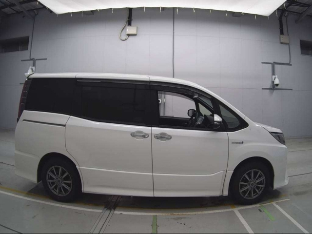 TOYOTA NOAH 2019
