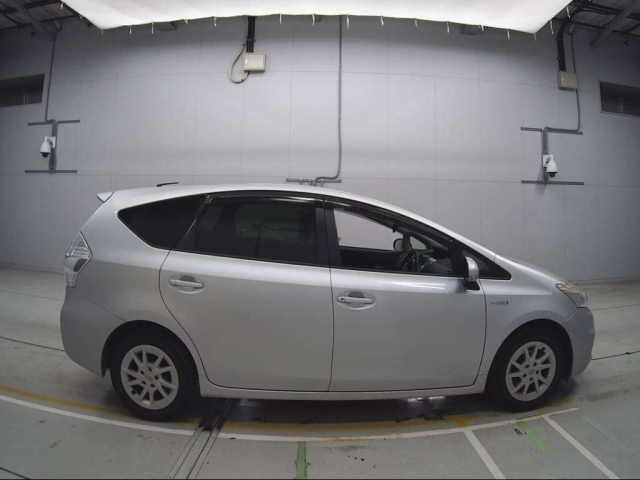 TOYOTA PRIUS ALPHA 2012