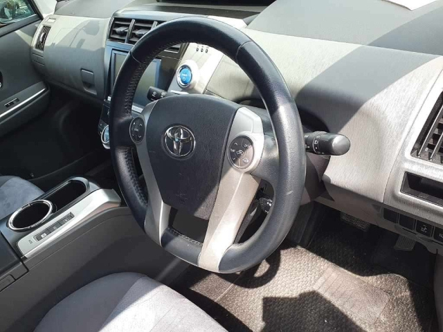 TOYOTA PRIUS ALPHA 2012