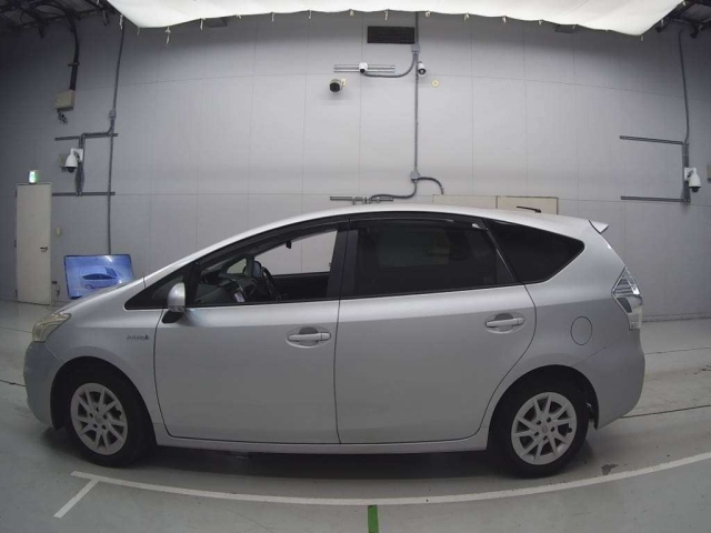 TOYOTA PRIUS ALPHA 2012
