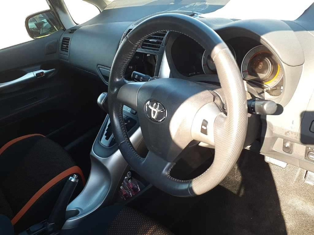 TOYOTA AURIS 2010