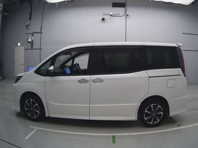 TOYOTA NOAH 2018