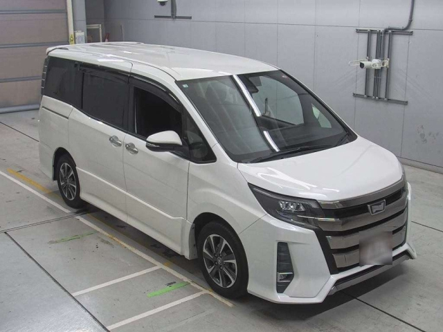 TOYOTA NOAH 2018