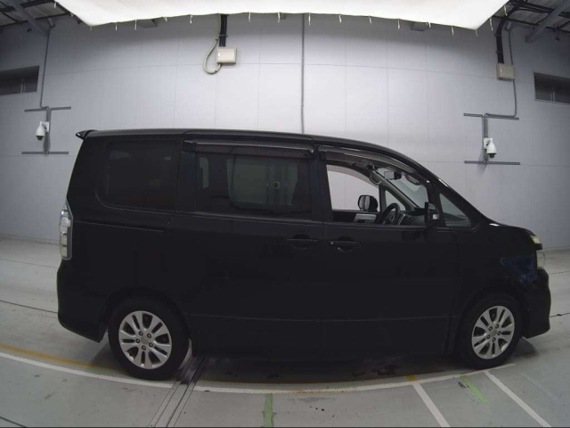 TOYOTA VOXY 2010