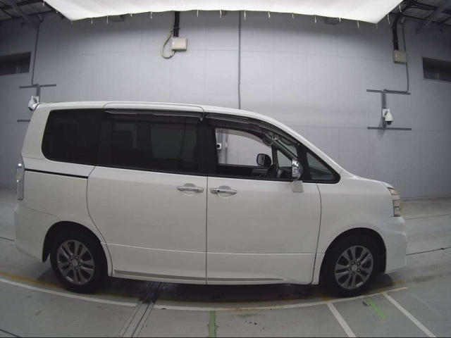 TOYOTA VOXY 2012