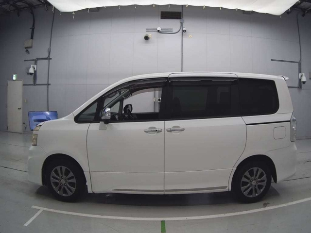 TOYOTA VOXY 2012
