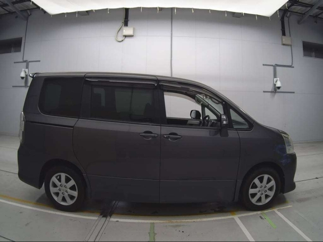 TOYOTA NOAH 2008