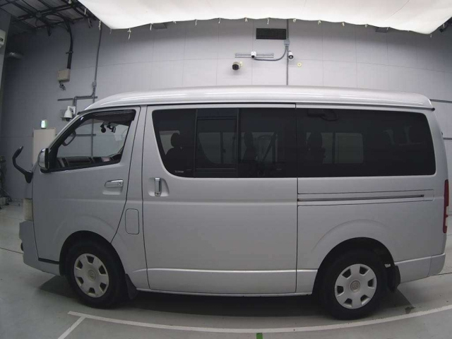 TOYOTA HIACE 2013