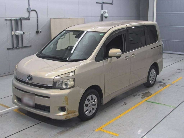 TOYOTA VOXY 2010