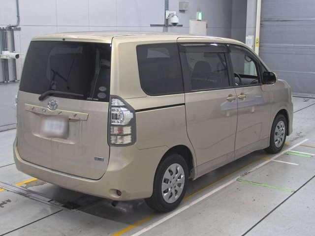 TOYOTA VOXY 2010