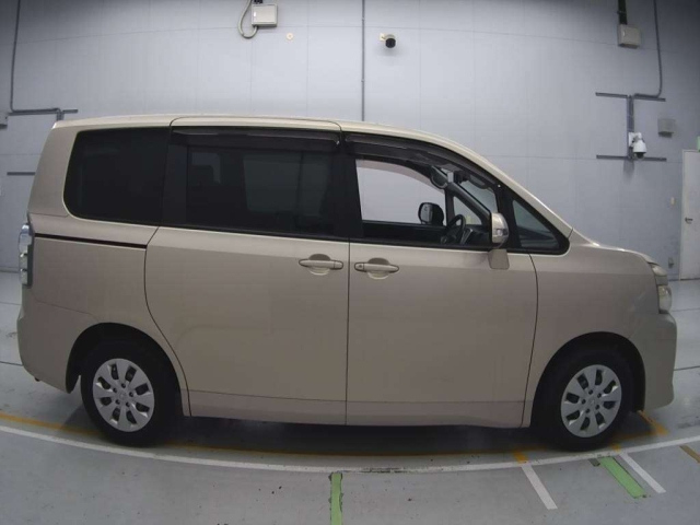 TOYOTA VOXY 2010