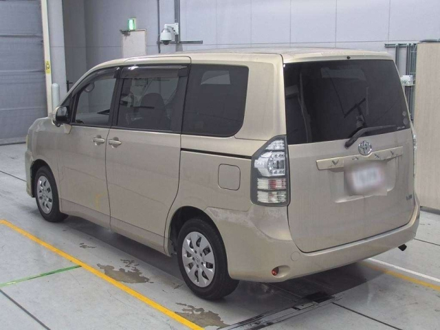 TOYOTA VOXY 2010