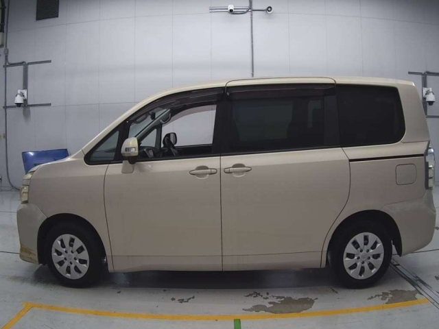 TOYOTA VOXY 2010