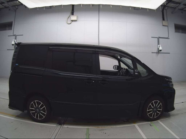 TOYOTA VOXY 2016
