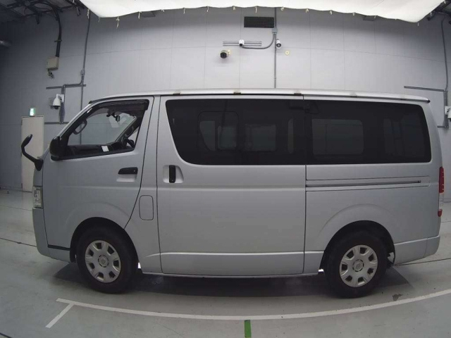 TOYOTA HIACE VAN 2013