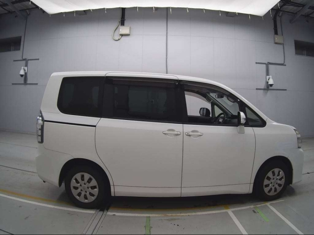TOYOTA VOXY 2012