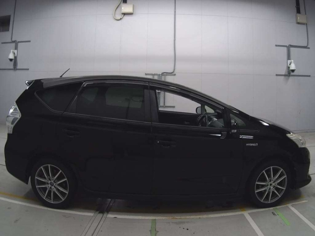 TOYOTA PRIUS ALPHA 2012