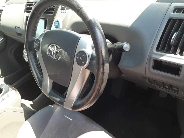 TOYOTA PRIUS ALPHA 2012