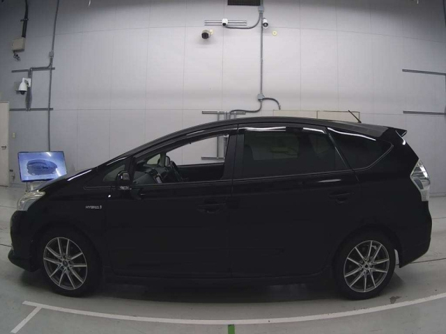 TOYOTA PRIUS ALPHA 2012